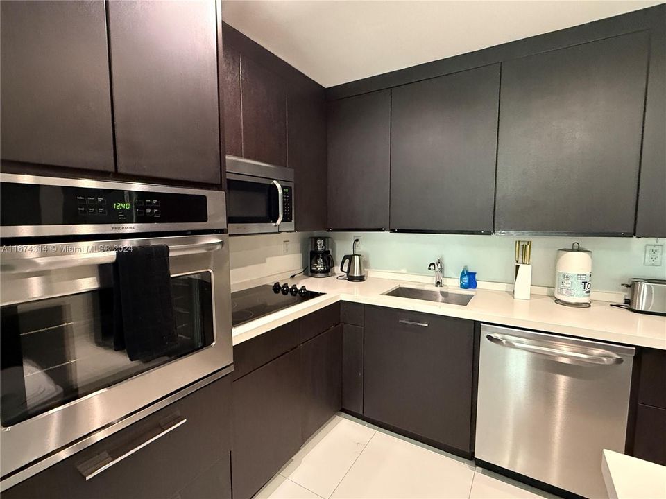 Active With Contract: $4,000 (2 beds, 2 baths, 1505 Square Feet)