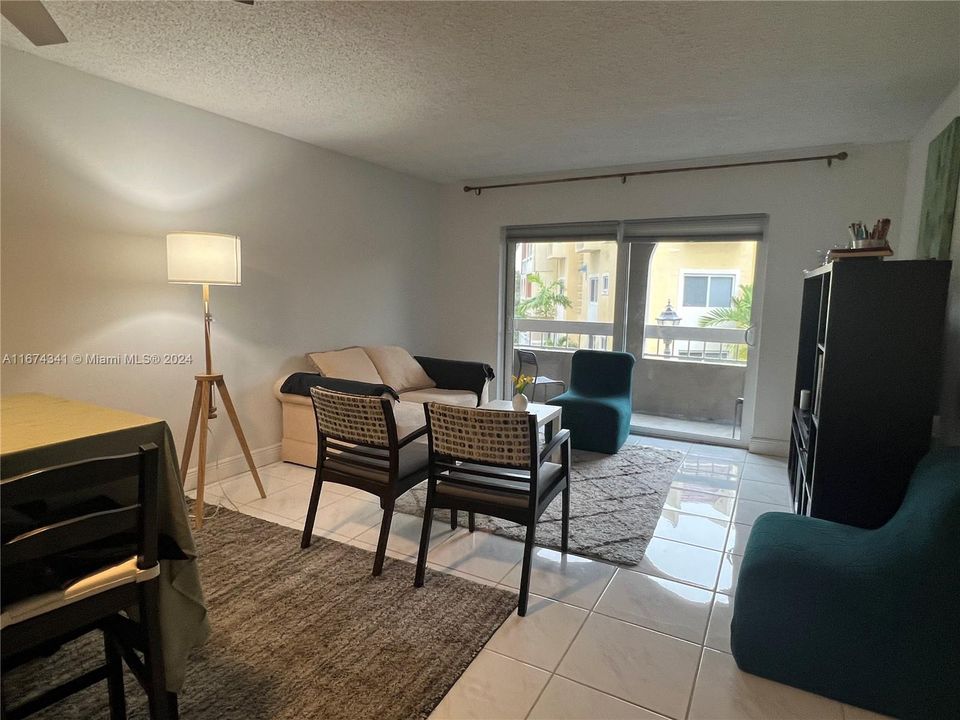 For Rent: $1,900 (1 beds, 1 baths, 712 Square Feet)