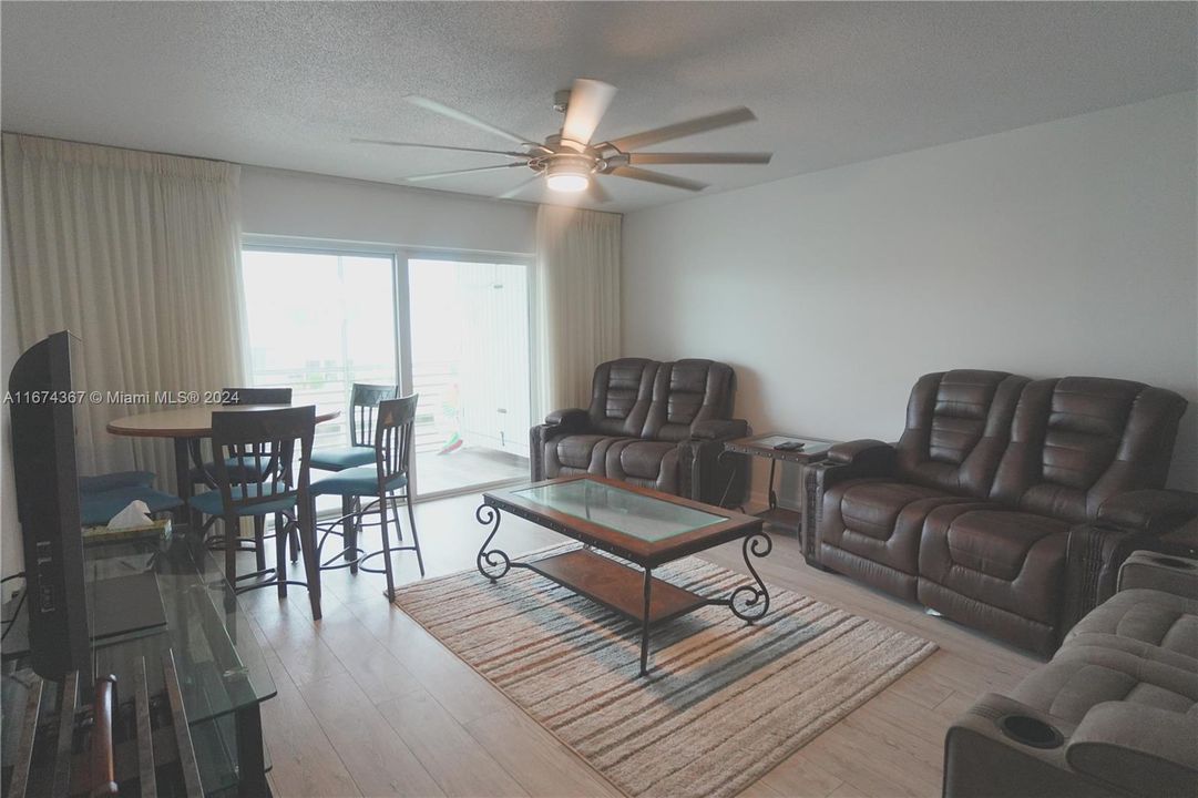 For Sale: $370,000 (2 beds, 2 baths, 1014 Square Feet)