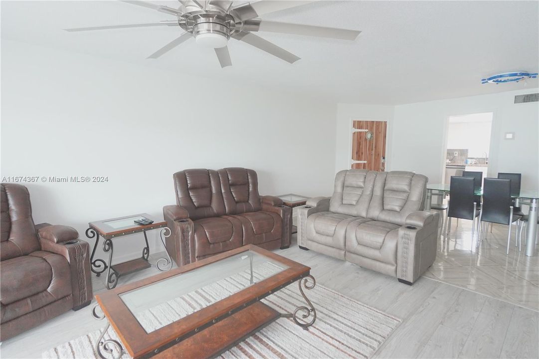 For Sale: $370,000 (2 beds, 2 baths, 1014 Square Feet)