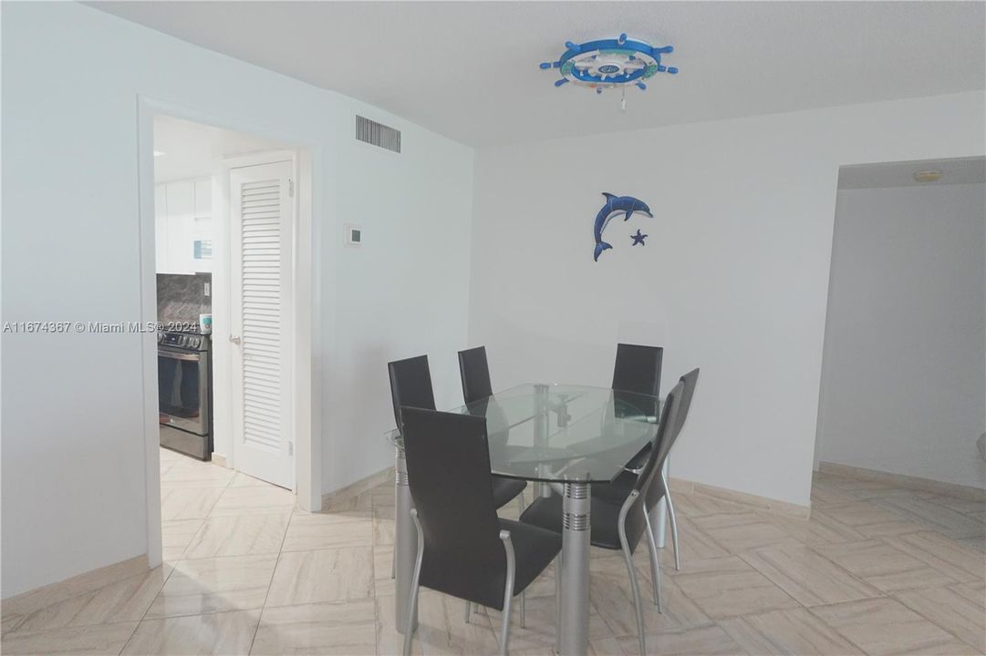 For Sale: $370,000 (2 beds, 2 baths, 1014 Square Feet)