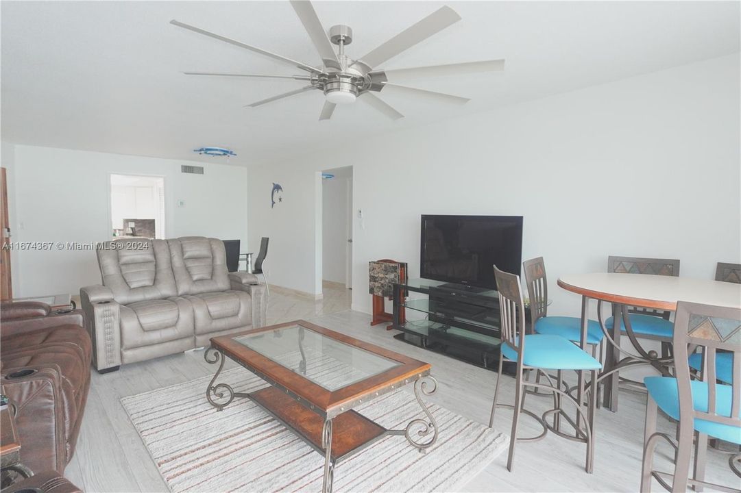 For Sale: $370,000 (2 beds, 2 baths, 1014 Square Feet)