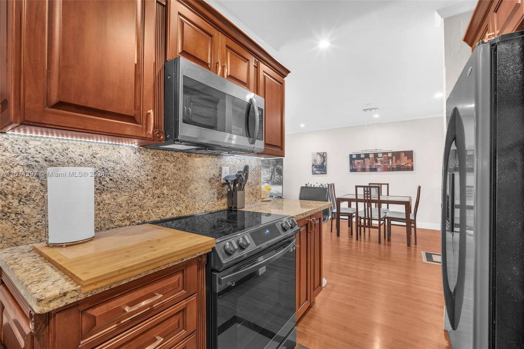 For Sale: $380,000 (2 beds, 2 baths, 1033 Square Feet)