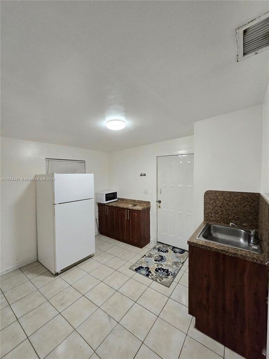 For Rent: $1,700 (1 beds, 1 baths, 2301 Square Feet)