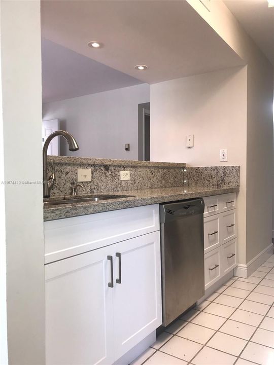 Active With Contract: $2,300 (2 beds, 2 baths, 1093 Square Feet)