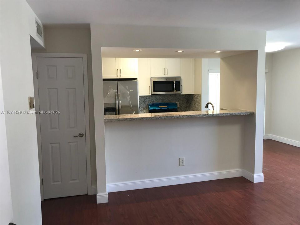 Active With Contract: $2,300 (2 beds, 2 baths, 1093 Square Feet)