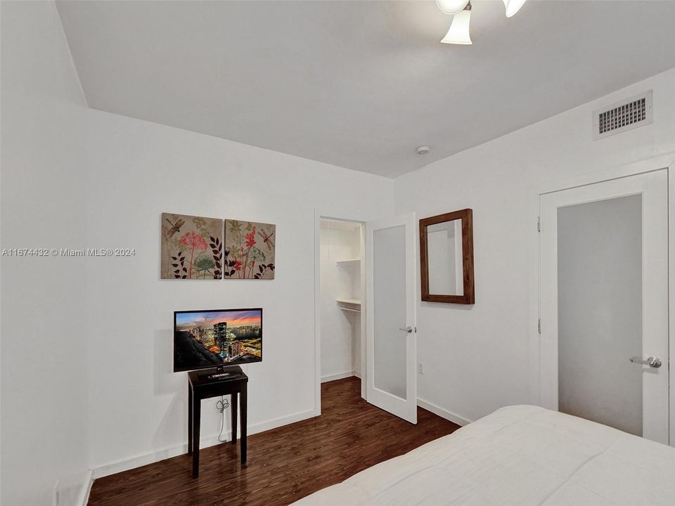 For Sale: $330,000 (1 beds, 1 baths, 682 Square Feet)