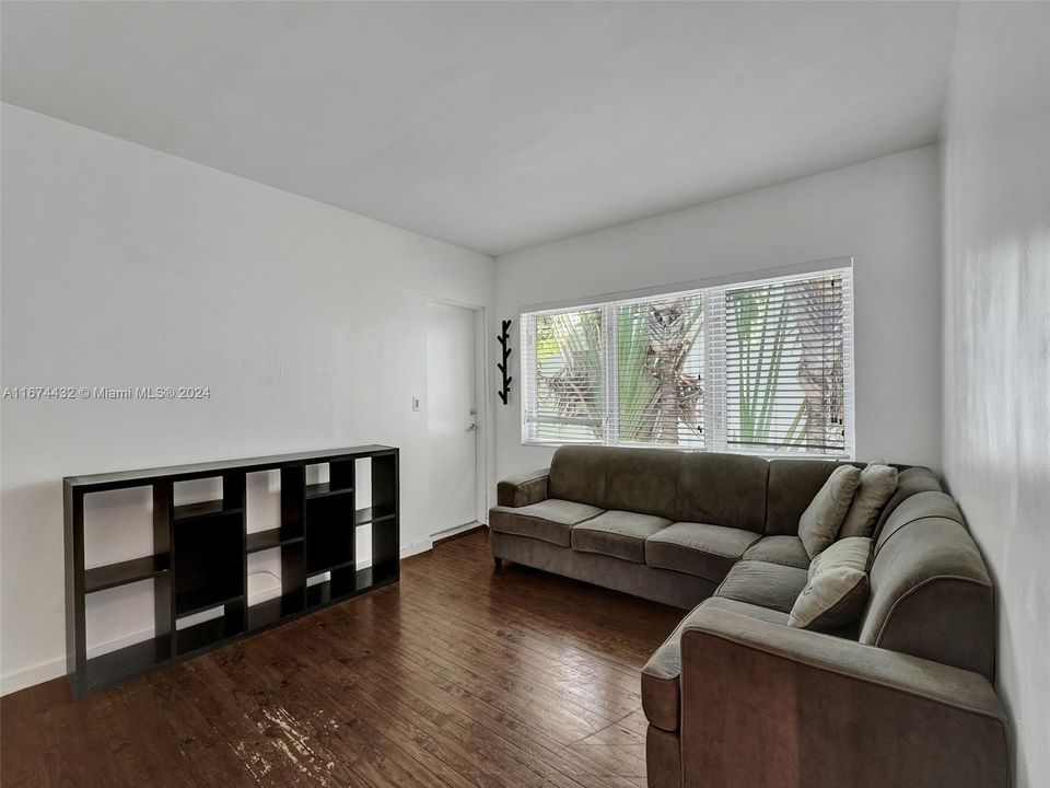 For Sale: $330,000 (1 beds, 1 baths, 682 Square Feet)