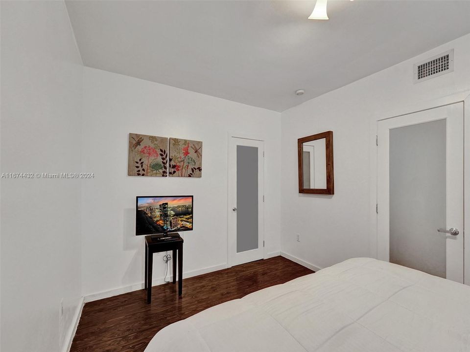 For Sale: $330,000 (1 beds, 1 baths, 682 Square Feet)