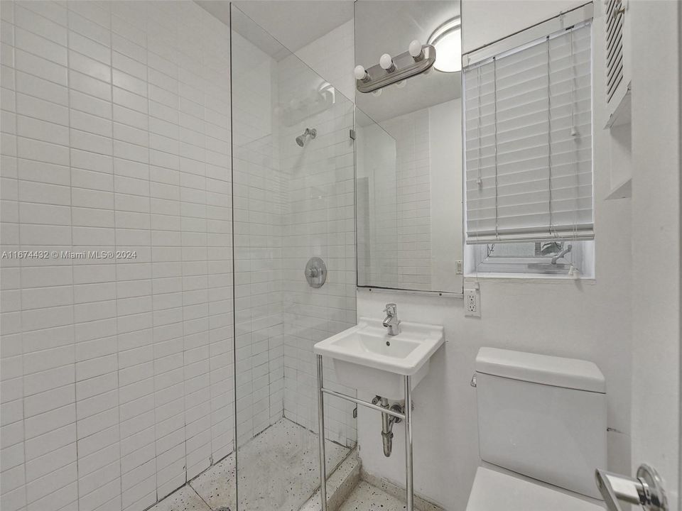 For Sale: $330,000 (1 beds, 1 baths, 682 Square Feet)