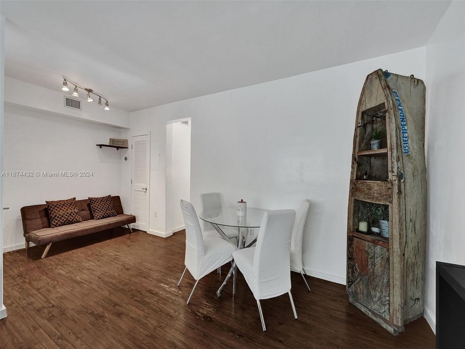 For Sale: $330,000 (1 beds, 1 baths, 682 Square Feet)