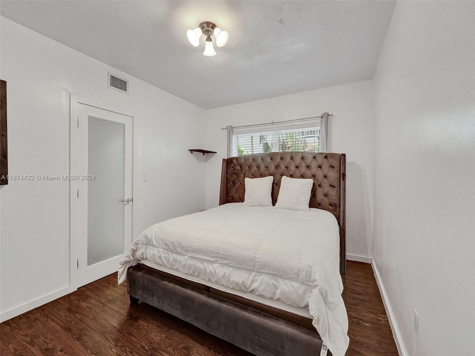 For Sale: $330,000 (1 beds, 1 baths, 682 Square Feet)