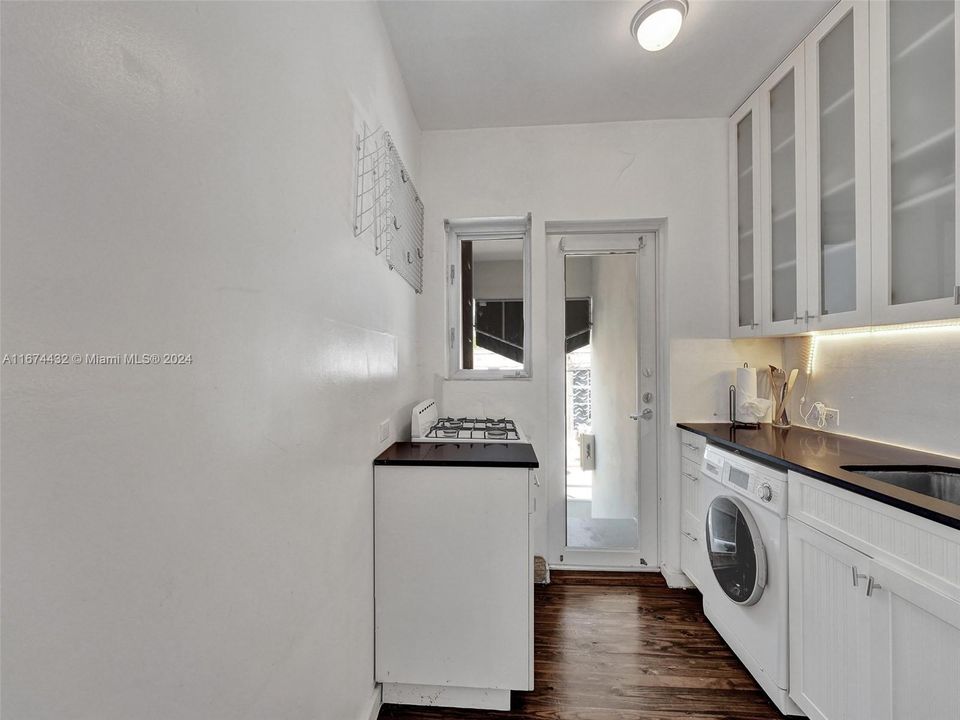 For Sale: $330,000 (1 beds, 1 baths, 682 Square Feet)