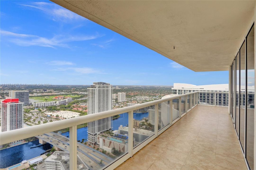 For Sale: $1,330,000 (2 beds, 2 baths, 1458 Square Feet)