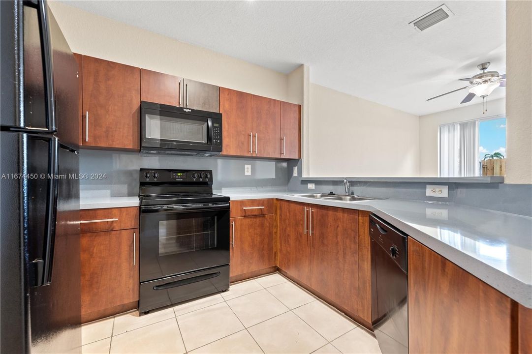 For Sale: $364,900 (3 beds, 3 baths, 1704 Square Feet)