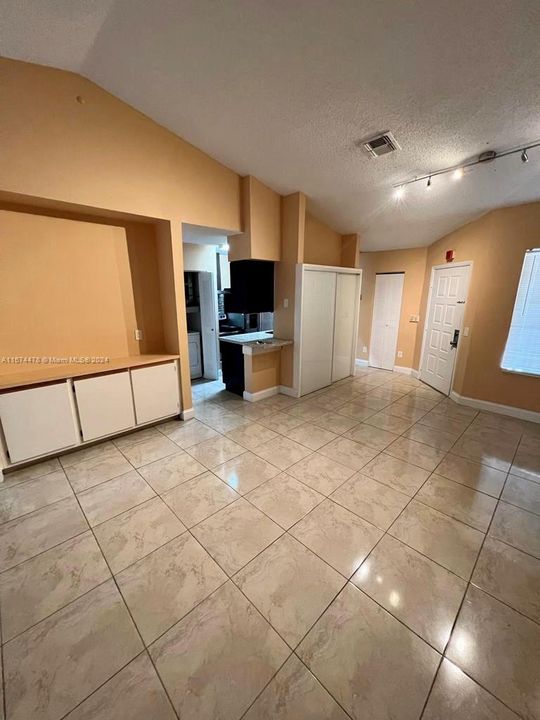 For Rent: $2,300 (2 beds, 2 baths, 1100 Square Feet)