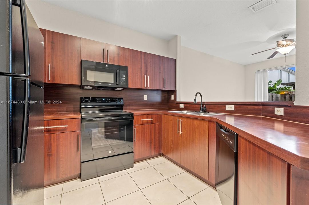 For Sale: $364,900 (3 beds, 3 baths, 1704 Square Feet)