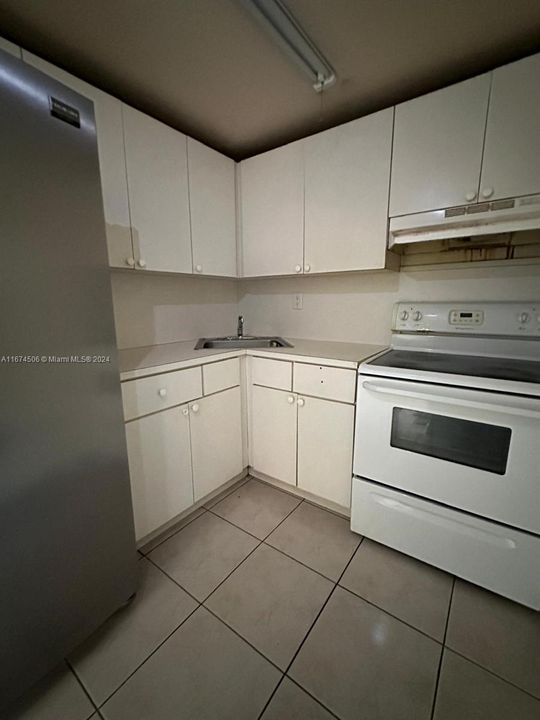 For Rent: $2,000 (2 beds, 1 baths, 770 Square Feet)