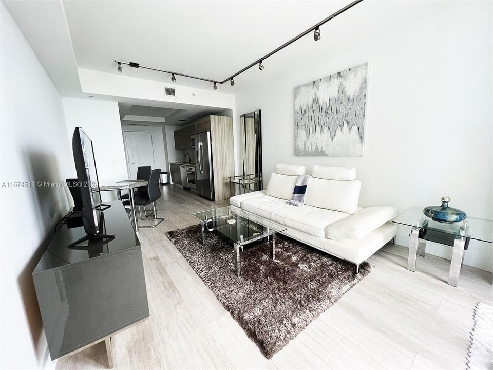 Active With Contract: $3,500 (1 beds, 1 baths, 673 Square Feet)