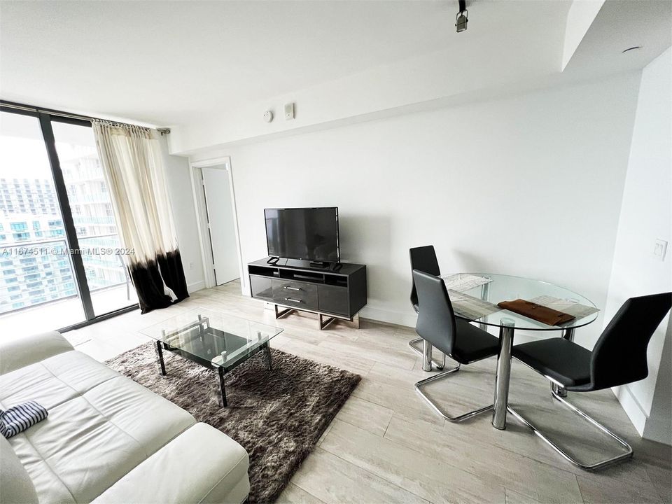 Active With Contract: $3,500 (1 beds, 1 baths, 673 Square Feet)