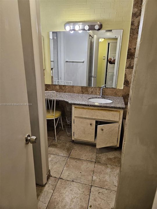 For Sale: $1,500 (1 beds, 1 baths, 676 Square Feet)