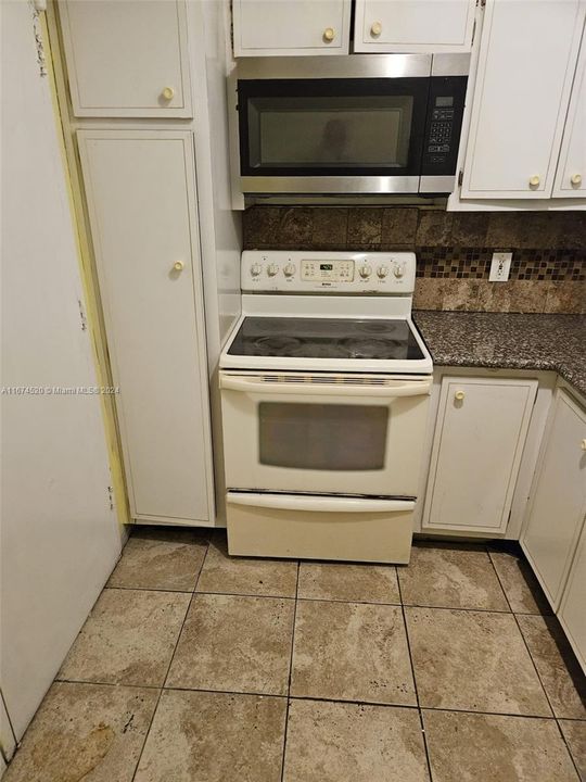 For Sale: $1,500 (1 beds, 1 baths, 676 Square Feet)