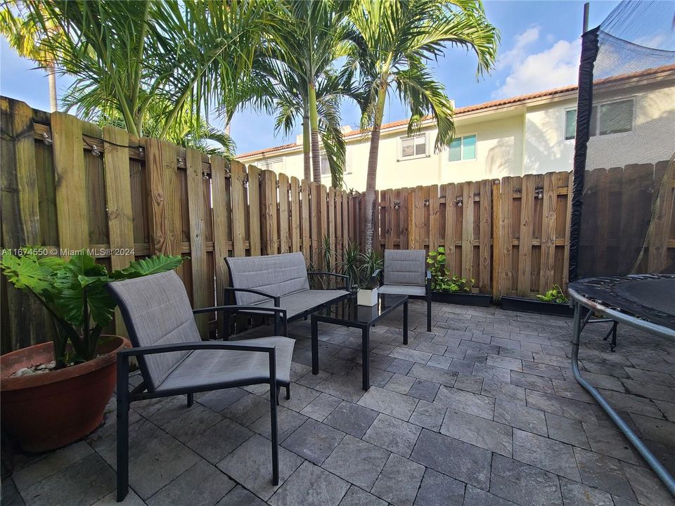 Active With Contract: $3,900 (3 beds, 2 baths, 1743 Square Feet)