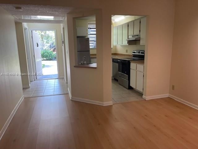 For Sale: $235,900 (2 beds, 1 baths, 916 Square Feet)