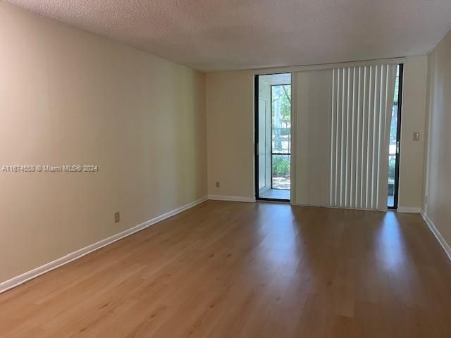 For Sale: $235,900 (2 beds, 1 baths, 916 Square Feet)