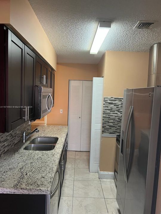 For Sale: $300,000 (2 beds, 2 baths, 1100 Square Feet)