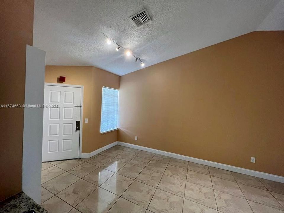 For Sale: $300,000 (2 beds, 2 baths, 1100 Square Feet)