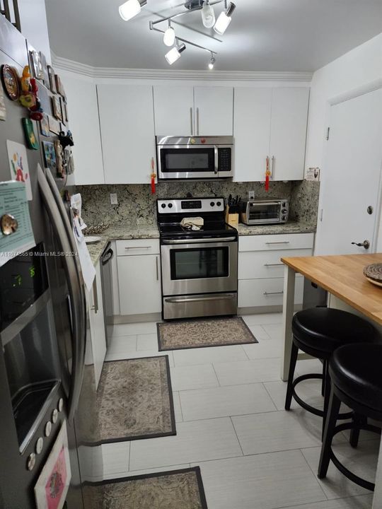 For Sale: $420,000 (1 beds, 1 baths, 975 Square Feet)