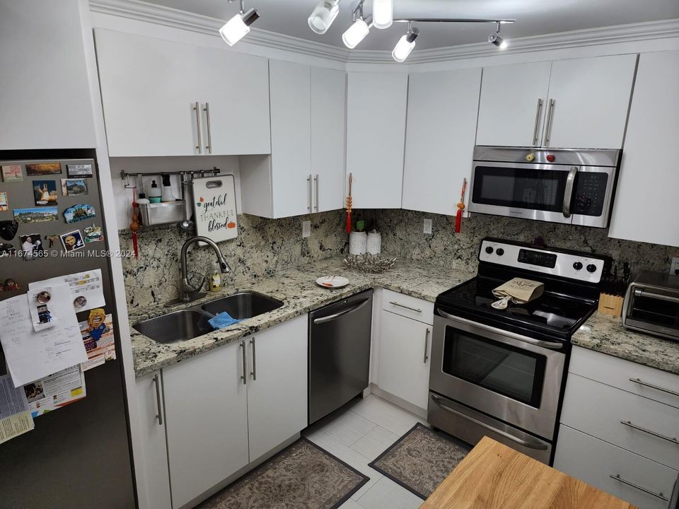 For Sale: $420,000 (1 beds, 1 baths, 975 Square Feet)