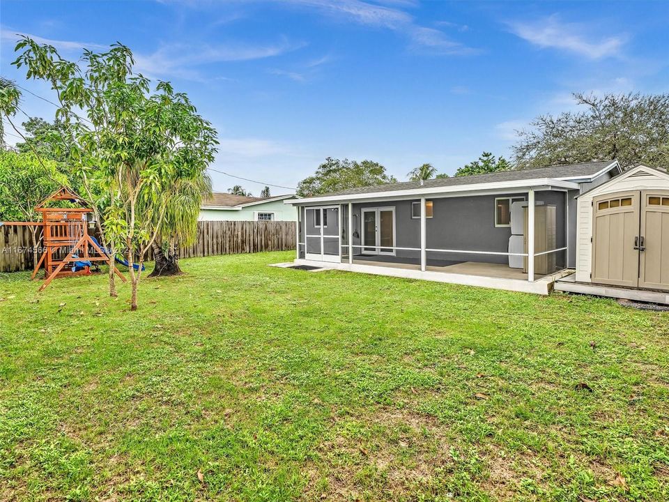 Active With Contract: $474,900 (3 beds, 2 baths, 1140 Square Feet)