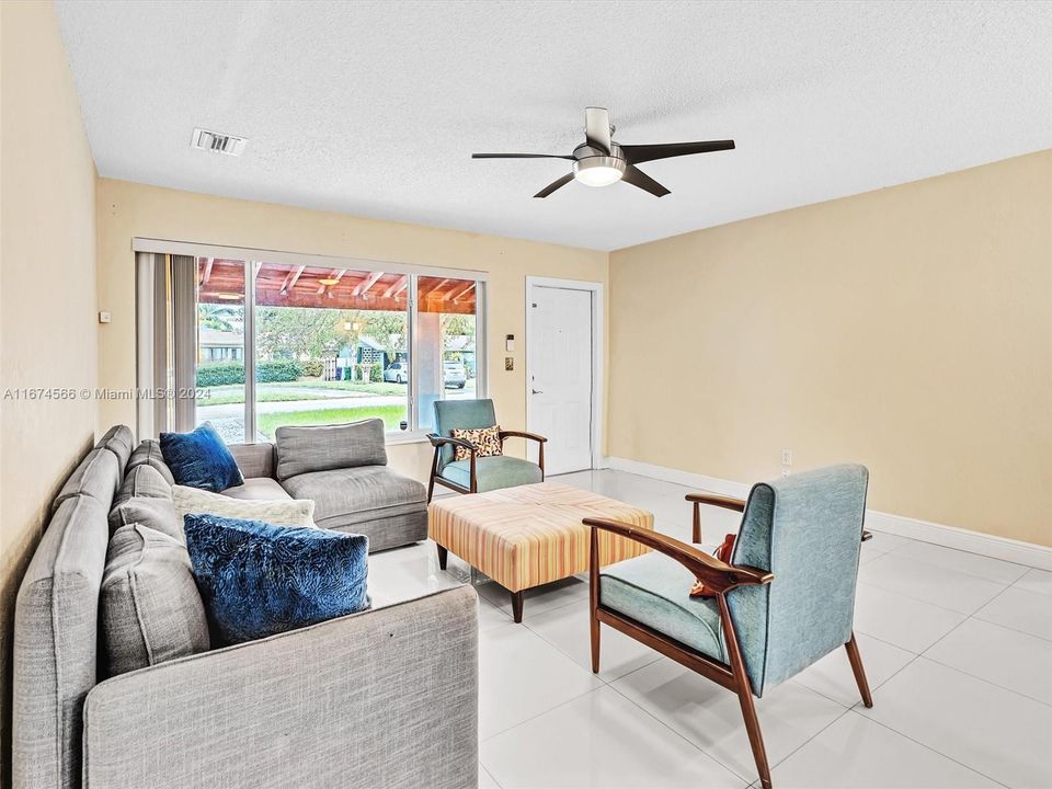 Active With Contract: $474,900 (3 beds, 2 baths, 1140 Square Feet)