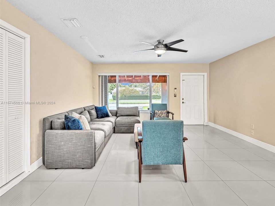 Active With Contract: $474,900 (3 beds, 2 baths, 1140 Square Feet)