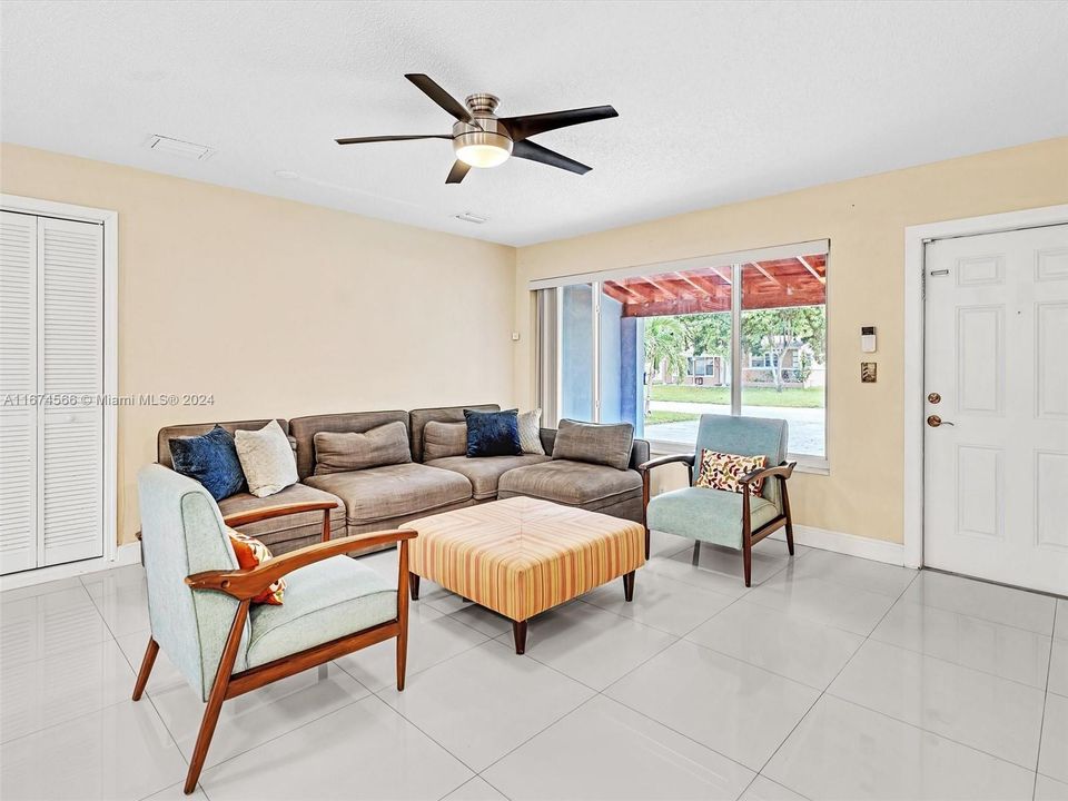 Active With Contract: $474,900 (3 beds, 2 baths, 1140 Square Feet)