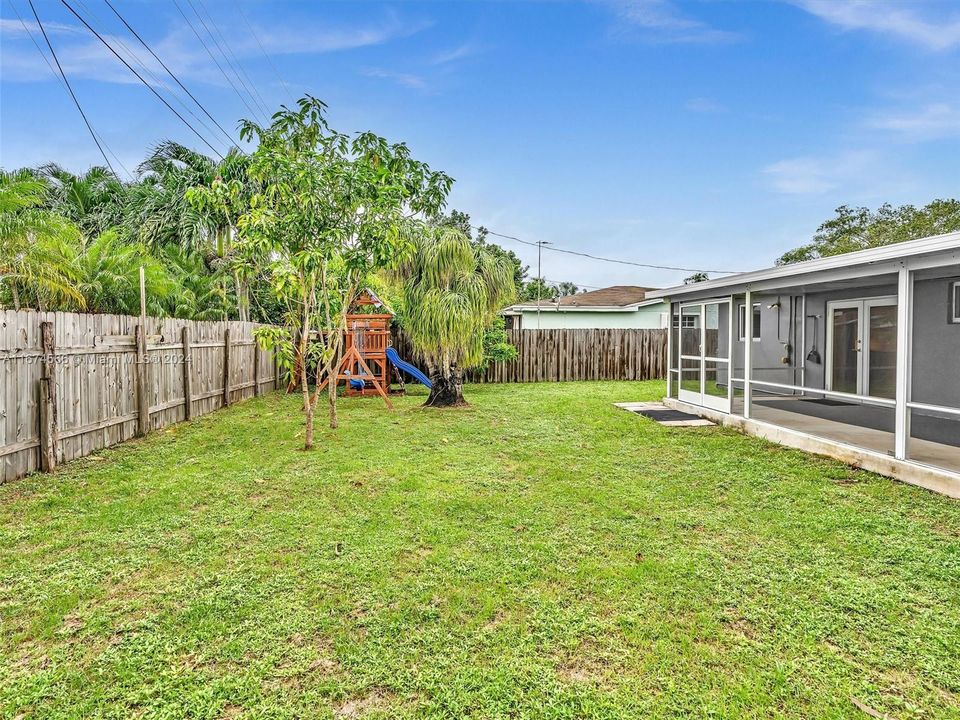 Active With Contract: $474,900 (3 beds, 2 baths, 1140 Square Feet)