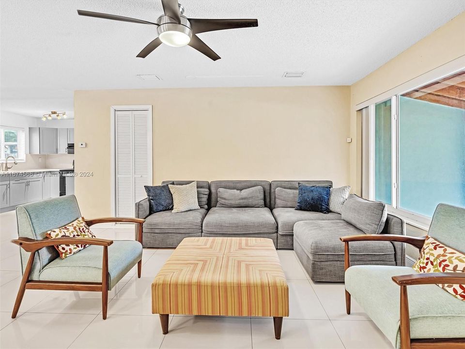 Active With Contract: $474,900 (3 beds, 2 baths, 1140 Square Feet)