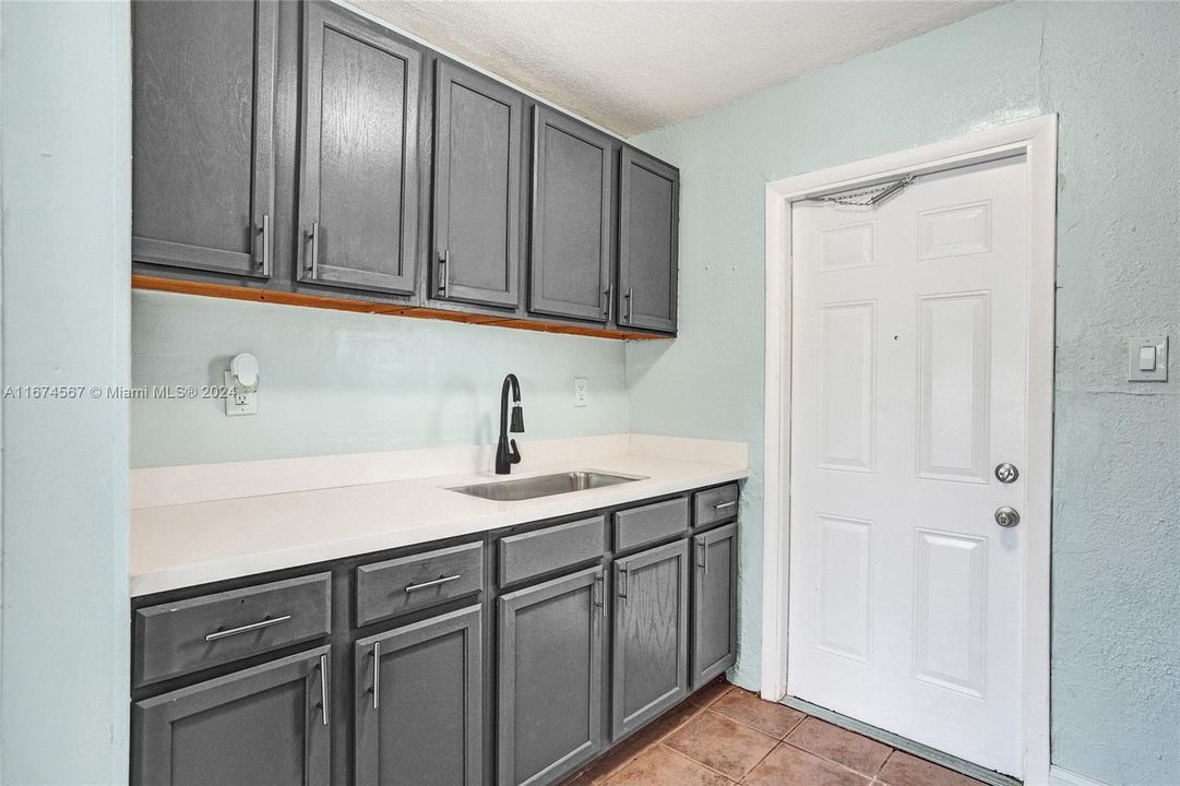 For Sale: $349,999 (3 beds, 1 baths, 798 Square Feet)