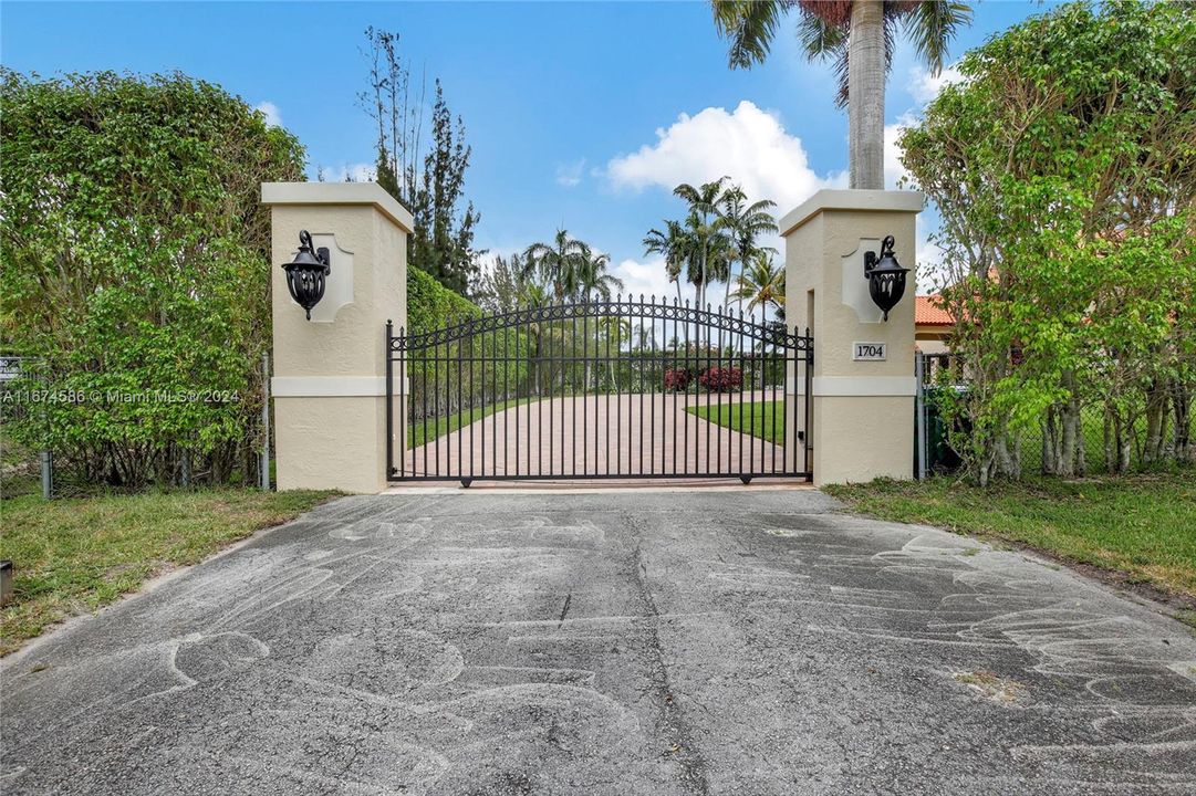 For Sale: $2,650,000 (5 beds, 3 baths, 5298 Square Feet)