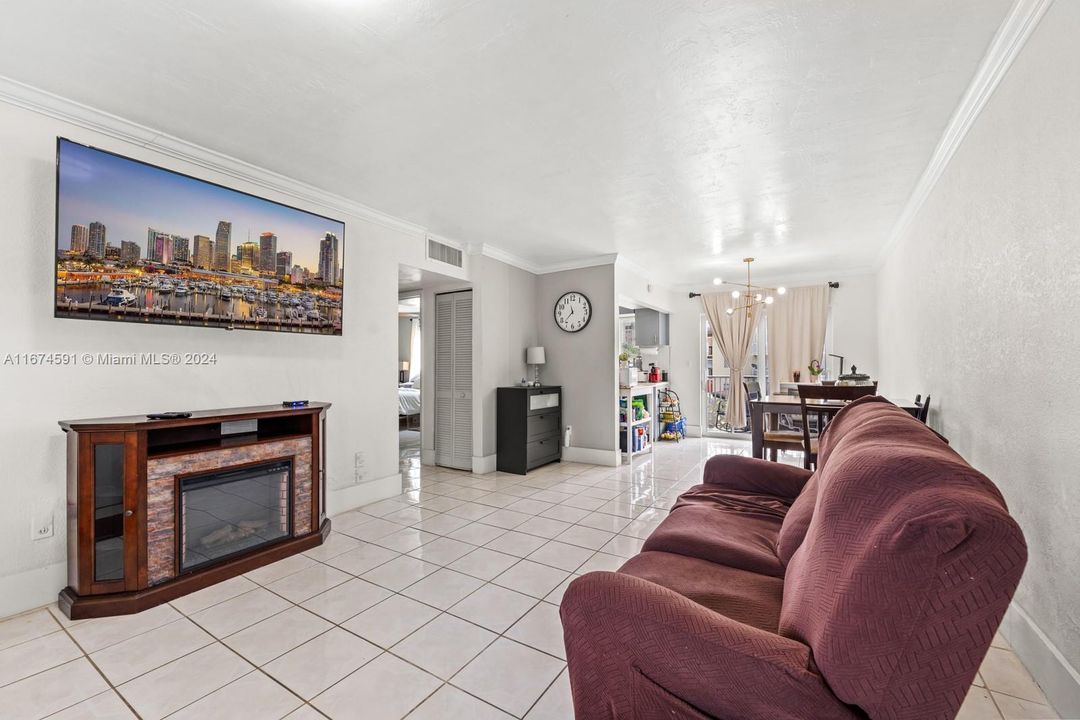 For Sale: $289,999 (2 beds, 2 baths, 942 Square Feet)