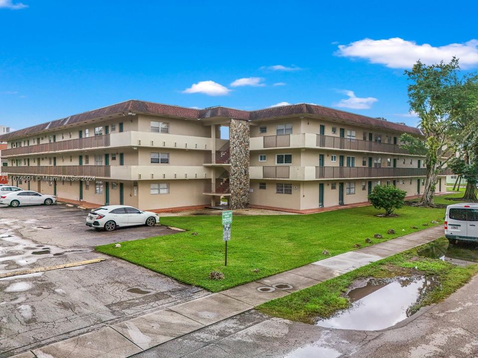 For Sale: $289,999 (2 beds, 2 baths, 942 Square Feet)