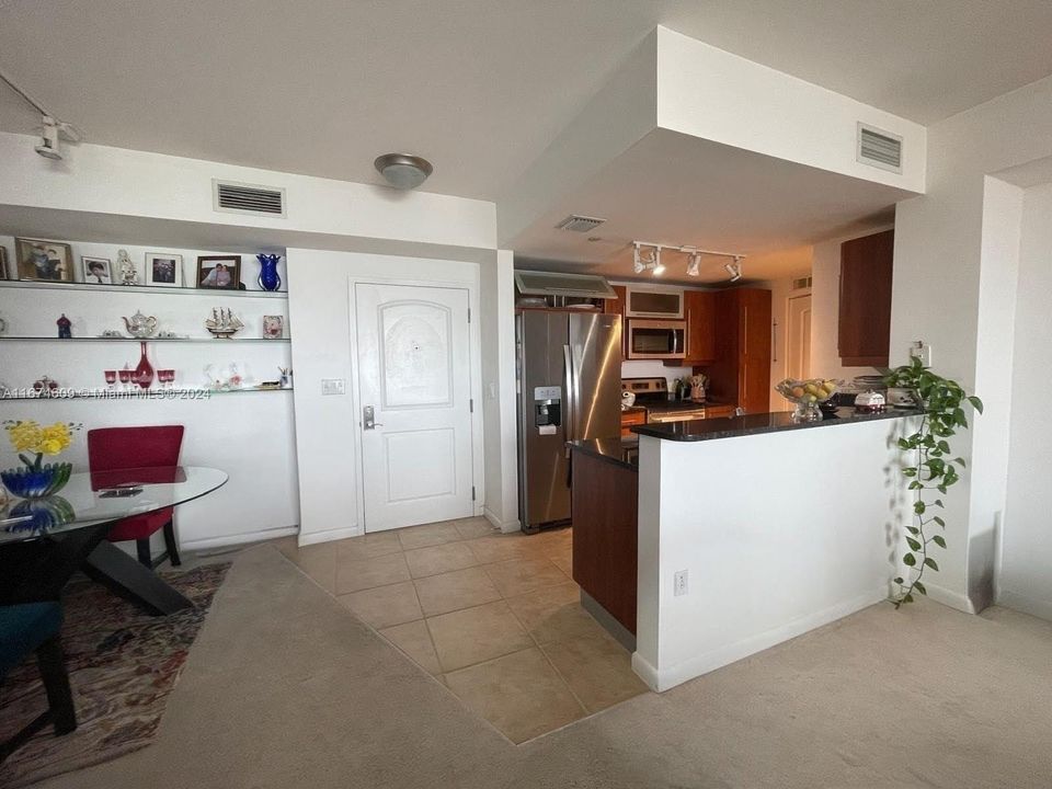 For Sale: $450,000 (2 beds, 2 baths, 1170 Square Feet)