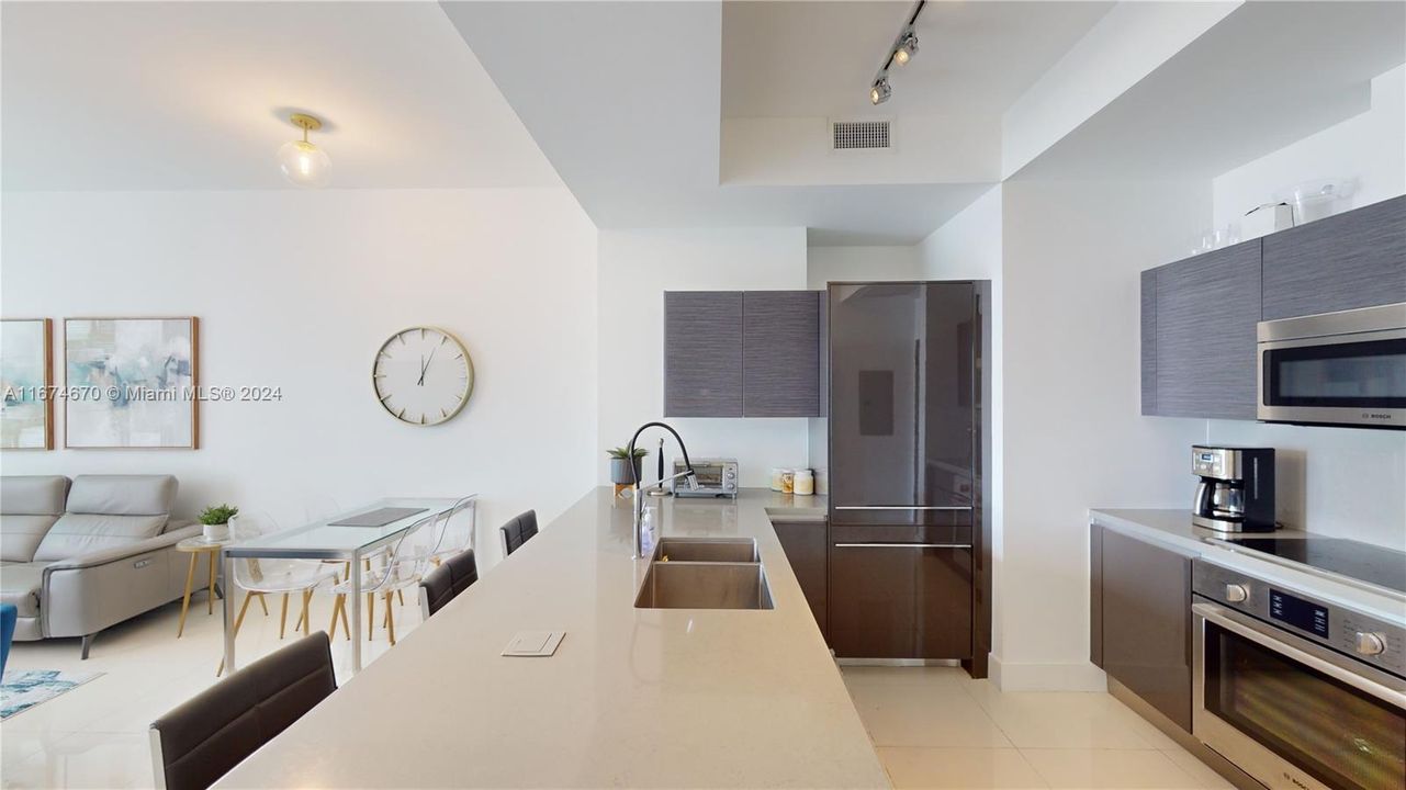 For Sale: $595,000 (1 beds, 1 baths, 770 Square Feet)