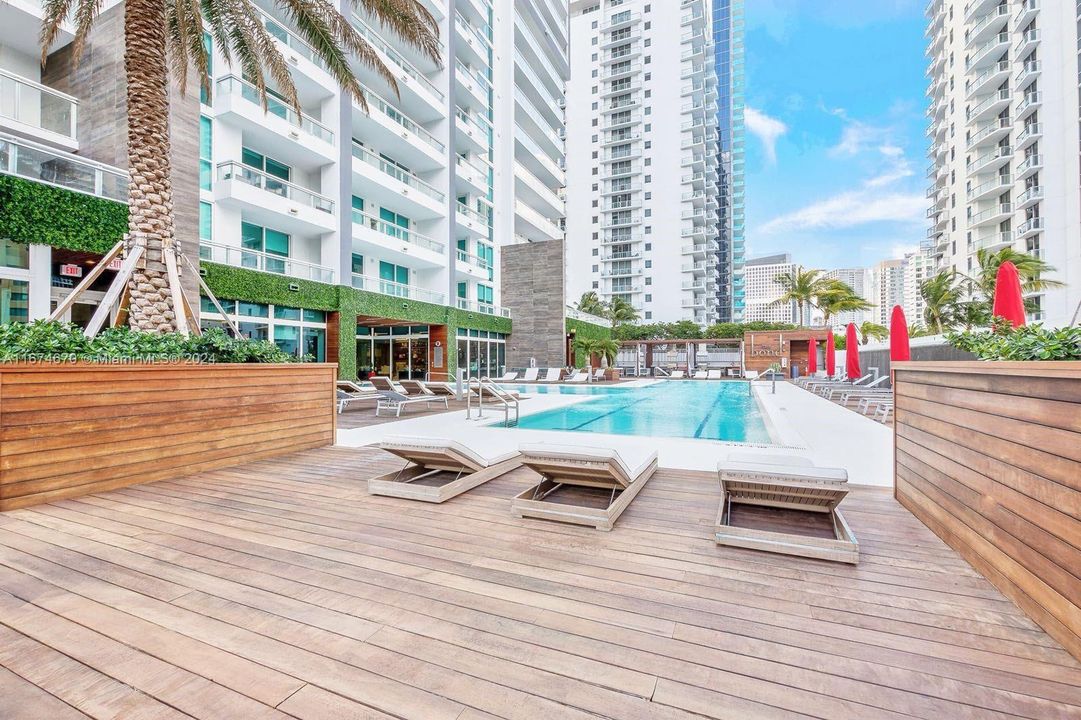 For Sale: $595,000 (1 beds, 1 baths, 770 Square Feet)