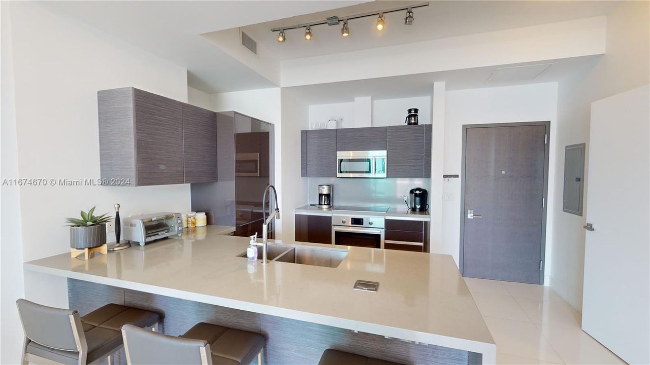 For Sale: $595,000 (1 beds, 1 baths, 770 Square Feet)