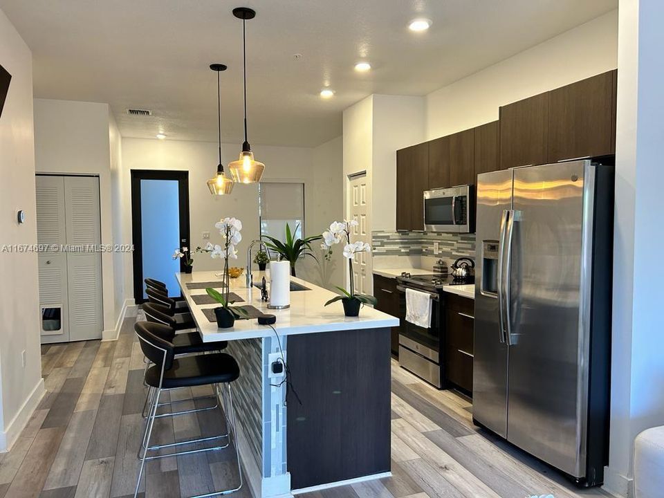 For Sale: $500,000 (2 beds, 2 baths, 963 Square Feet)