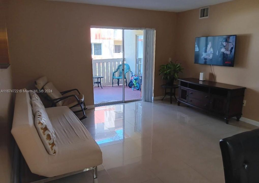 For Sale: $290,000 (2 beds, 2 baths, 1106 Square Feet)