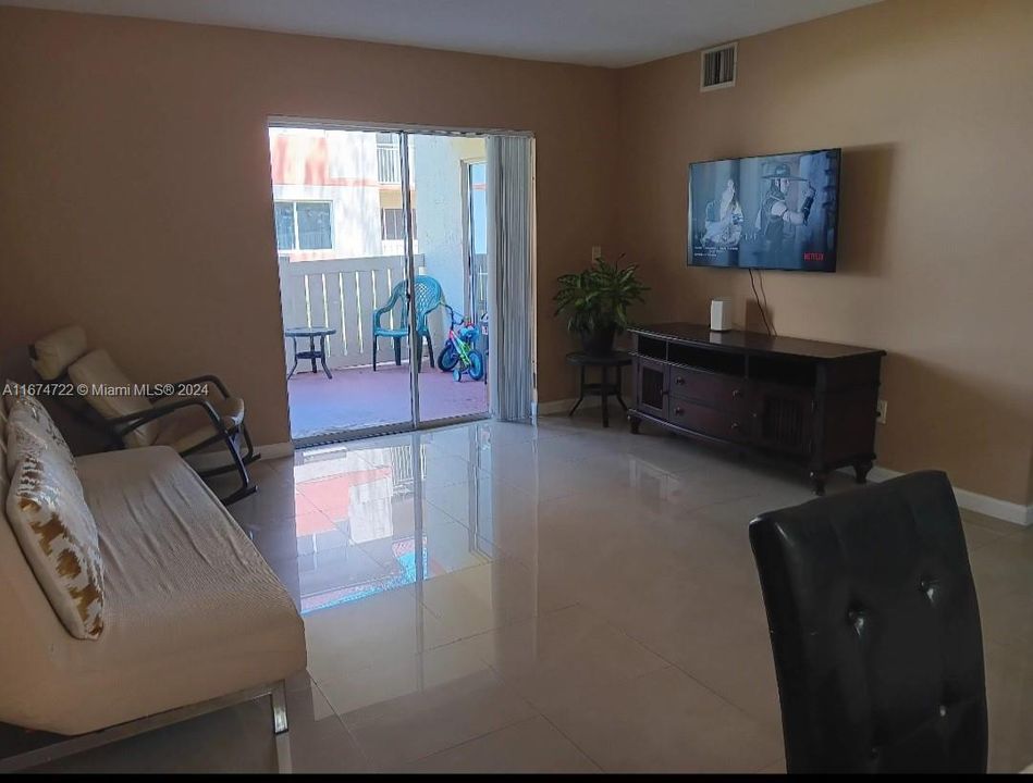 En Venta: $290,000 (2 camas, 2 baños, 1106 Pies cuadrados)